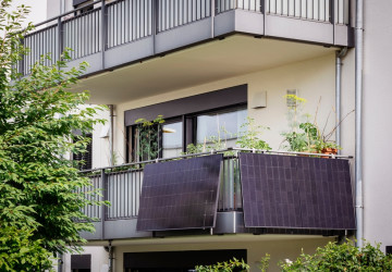 Balkonové solární elektrárny jsou dnes široce dostupné. 