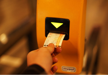 Cestující musí nastoupit do vozu s platnou jízdenkou. Cestující musí nastoupit do vozu s platnou jízdenkou.