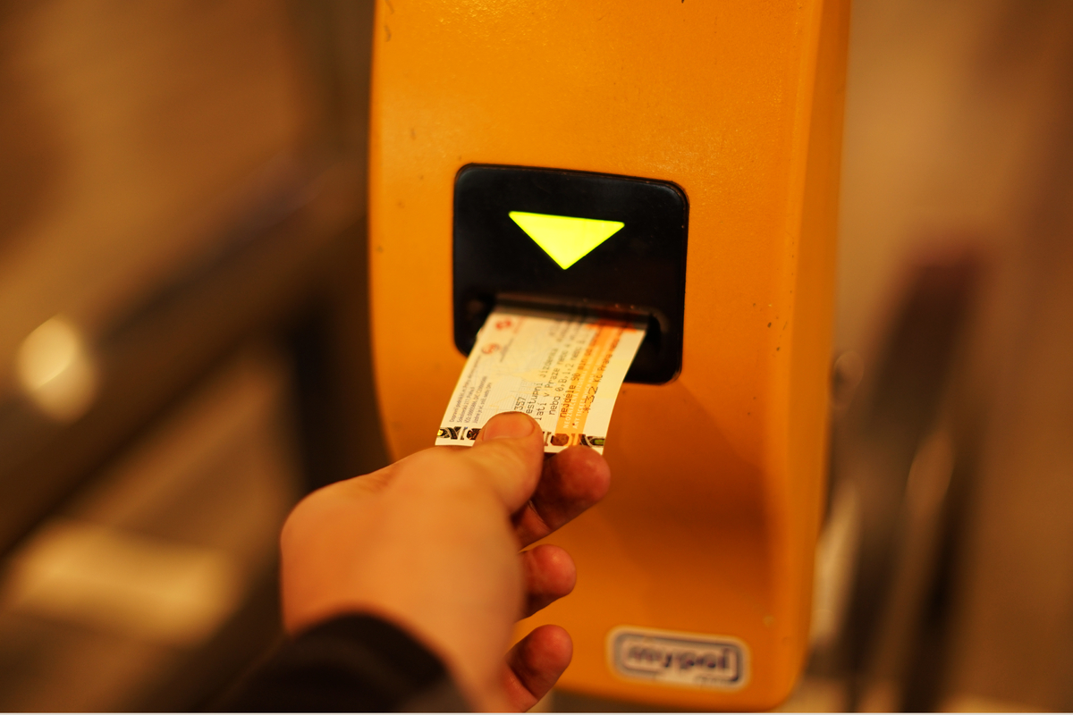 Cestující musí nastoupit do vozu s platnou jízdenkou. 