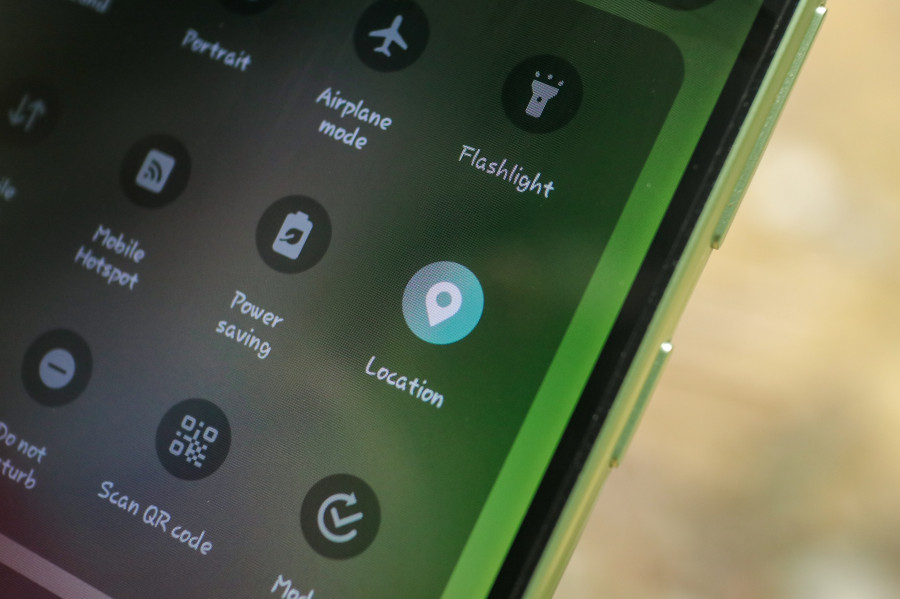 Přesnost GPS lze snížit na úsporný režim, který využívá i mobilní sítě a Wi-Fi k určení polohy.