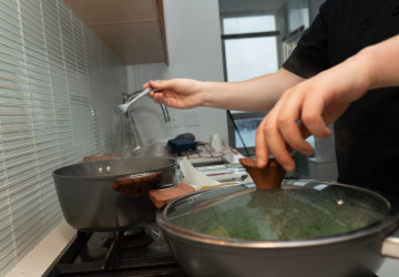 Není poklička jako poklička, některé totiž sedí na víc hrnců