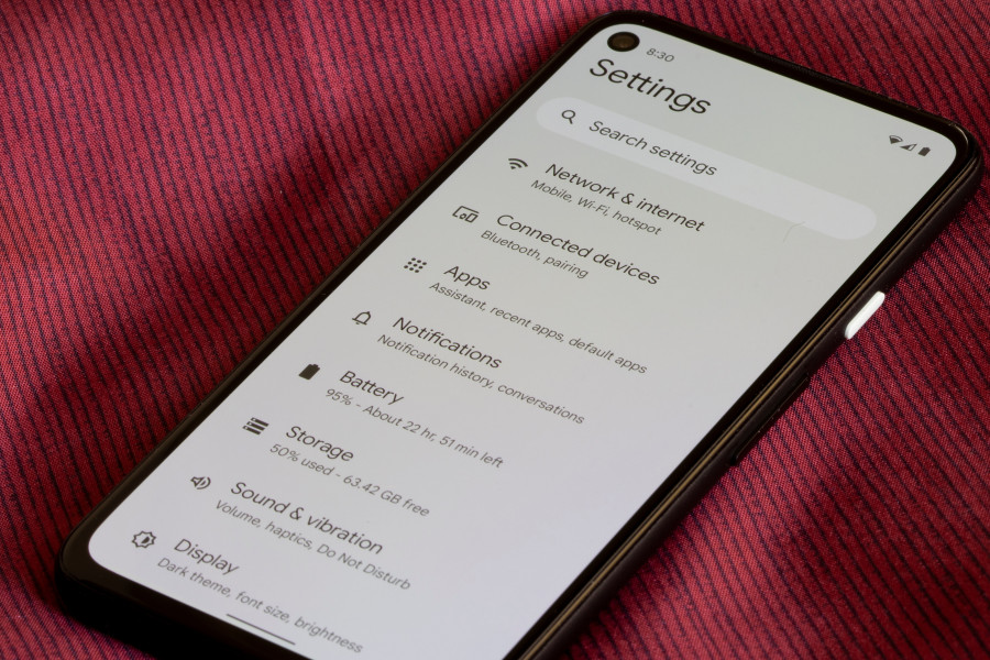Na telefonu s Androidem se reklam v aplikacích zbavíte jednoduše. Stačí vyhledat a zapnout Soukromé DNS/Private DNS.