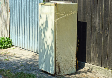 Stará kovová lednice může posloužit jako domácí udírna.