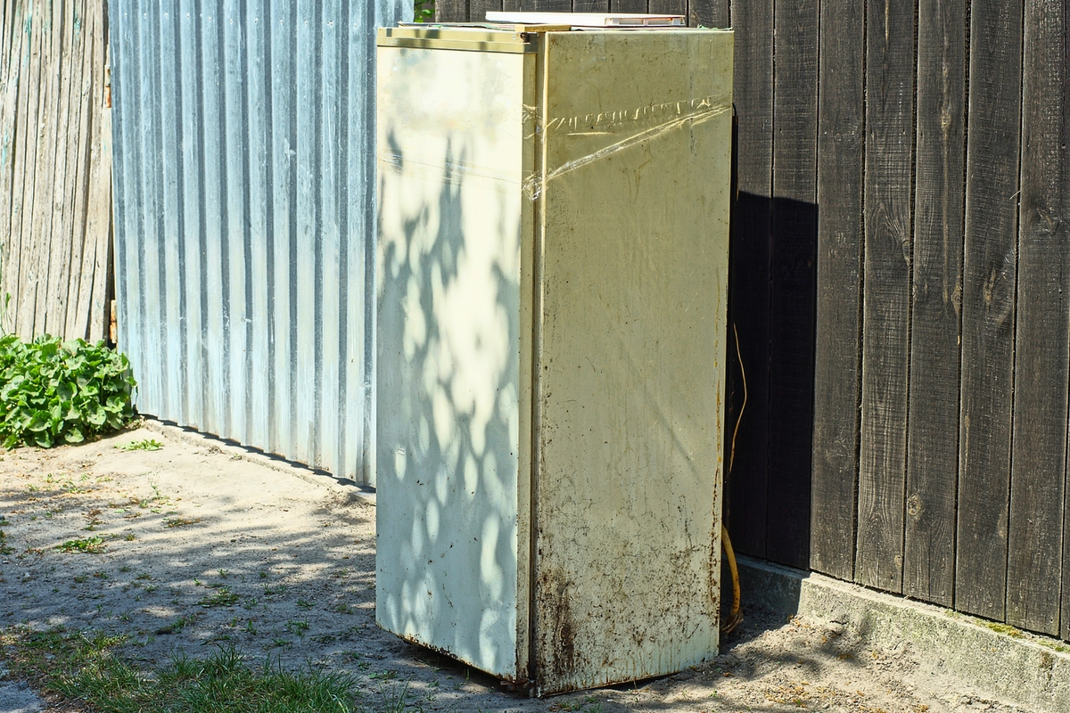 Stará kovová lednice může posloužit jako domácí udírna. Stará kovová lednice může posloužit jako domácí udírna.