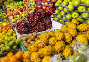 Ovoce v supermarketech vypadá čerstvě a čistě, přesto může nám může uškodit. Ovoce v supermarketech vypadá čerstvě a čistě, přesto může nám může uškodit.