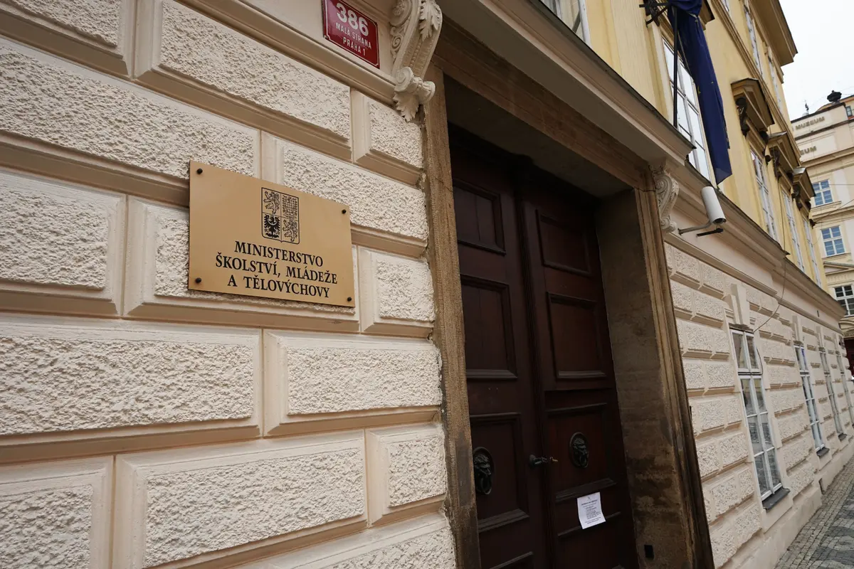 Plaga plánuje učitelům výrazně zvednout platy a řekl konkrétní částky. 