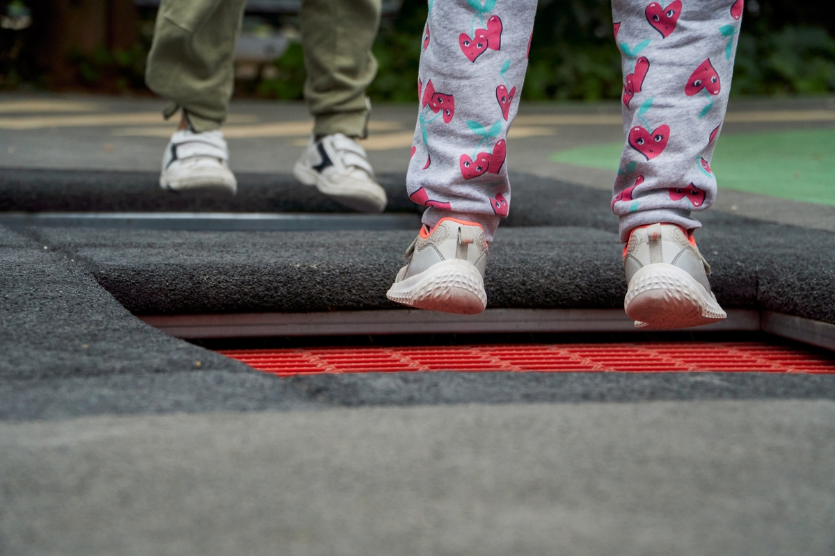 Klasické trampolíny mohou narušovat estetiku zahrady Klasické trampolíny mohou narušovat estetiku zahrady