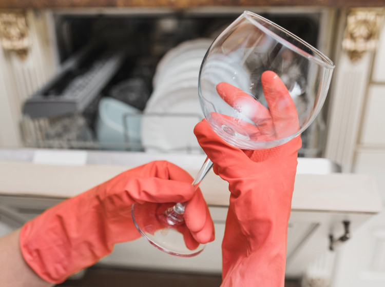 Šmouhy na sklenicích vznikají kombinací několika faktorů. Šmouhy na sklenicích vznikají kombinací několika faktorů.