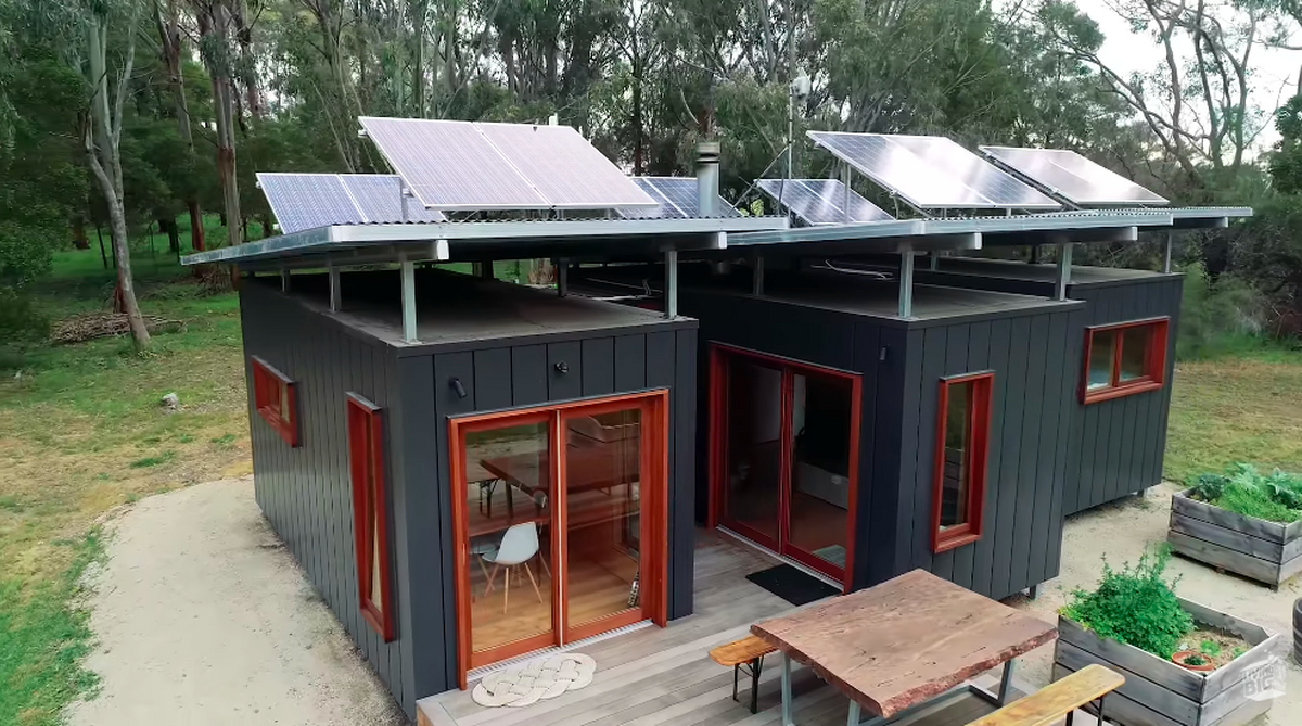 Dům ze tří lodních kontejnerů na první pohled zaujme moderním architektonickým zpracováním.