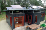 Dům ze tří lodních kontejnerů na první pohled zaujme moderním architektonickým zpracováním.