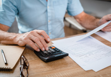 Vytvořit si dostatečnou finanční rezervu na důchod vyžaduje ve 40 letech jasný plán a pravidelné investování.