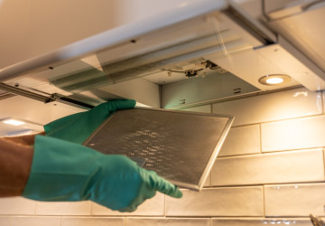 Pokud cítíte v bytě pachy, na vině nemusí být vždy digestoř. 