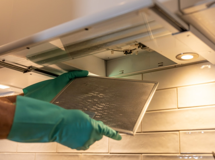 Pokud cítíte v bytě pachy, na vině nemusí být vždy digestoř. 