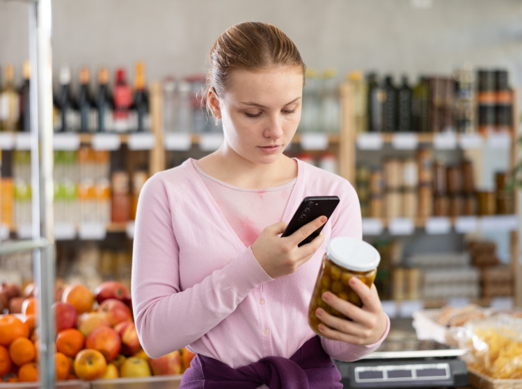 Díky mobilním aplikacím můžete ušetřit při nakupování pěknou sumu. Díky mobilním aplikacím můžete ušetřit při nakupování pěknou sumu.