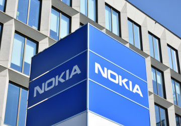 Nokia uvedla na trh tlačítkový telefon, který funguje i jako powerbanka