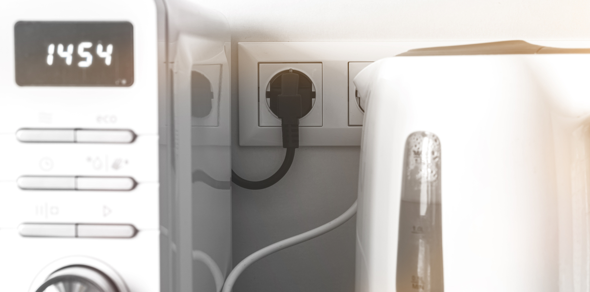 Prodlužovací kabely můžou v kuchyni způsobit zbytečný chaos