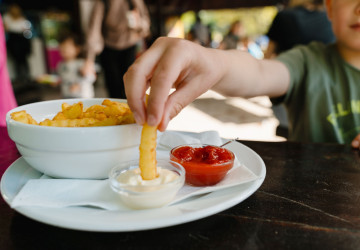 Oblíbená restaurace pobouřila zákazníky zákazem vstupu s dětmi