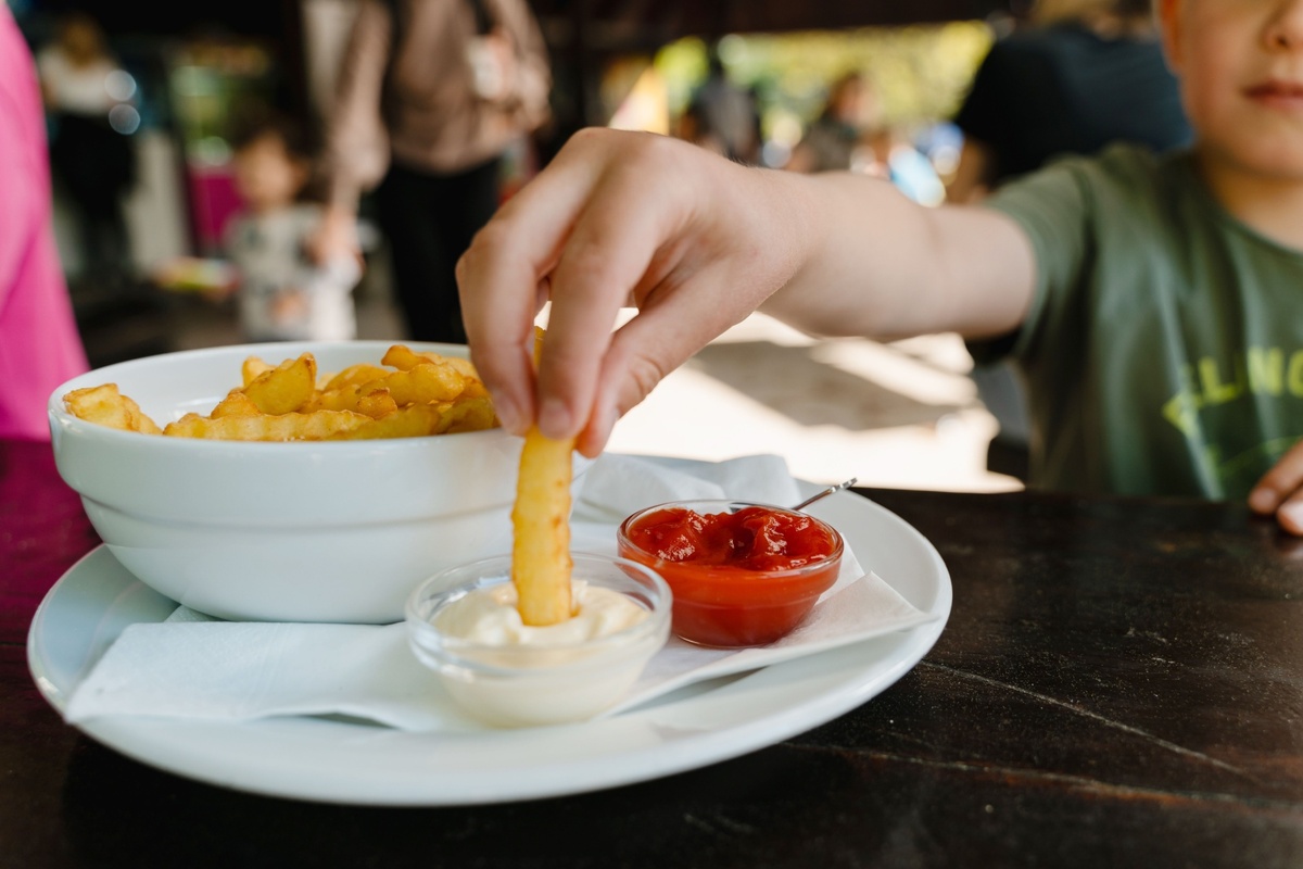 Oblíbená restaurace pobouřila zákazníky zákazem vstupu s dětmi