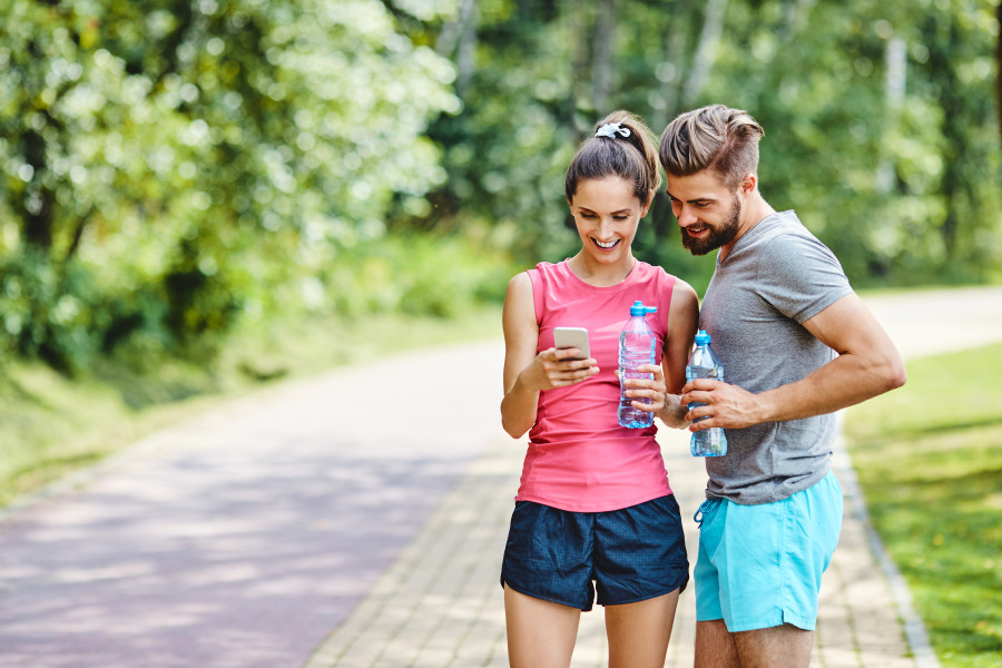 Díky fitness aplikacím můžete porovnávat nejen svoje výkony, ale i soutěžit s kamarády v různých výzvách.
