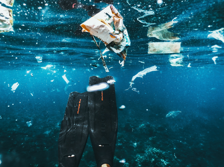 V oceánech je více plastů než se očekávalo, studie má ale i pozitivní zprávy