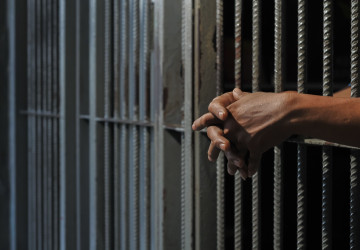 Češi se kvůli podvodníkům mohou snadno ocitnout za mřížemi. Češi se kvůli podvodníkům mohou snadno ocitnout za mřížemi.