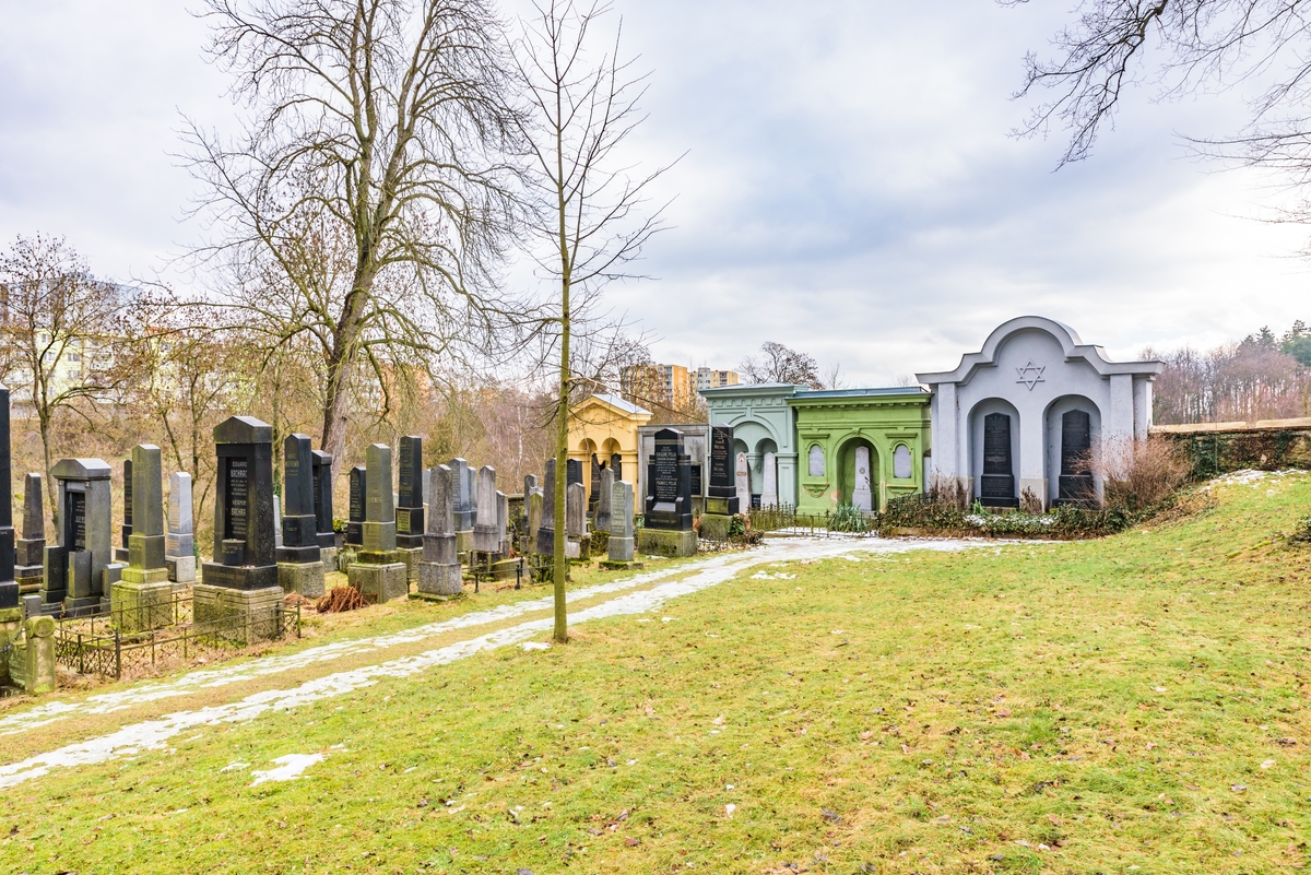 Otázka úhrady hrobového místa vyvolává v rodinách mnohdy spory. Otázka úhrady hrobového místa vyvolává v rodinách mnohdy spory.