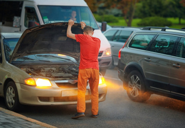 Pokud byste červeně svítící kontrolku paliva ignorovali, může dojít k přehřátí motoru.