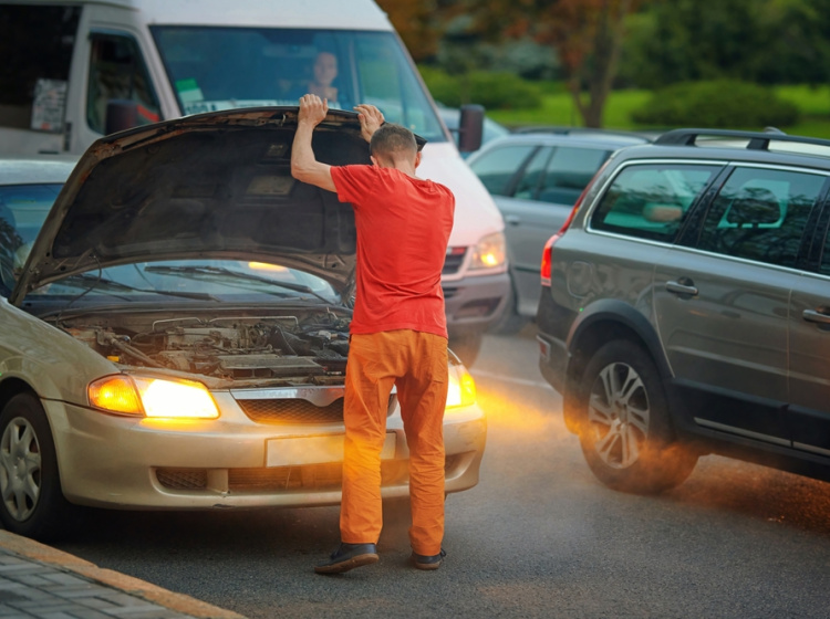 Pokud byste červeně svítící kontrolku paliva ignorovali, může dojít k přehřátí motoru.